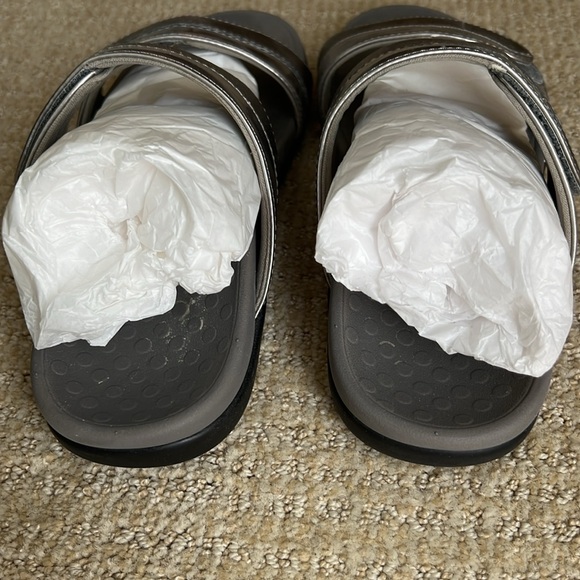 Vionic Silver Gray Velcro Sandal, Size 8 - Picture 3 of 4